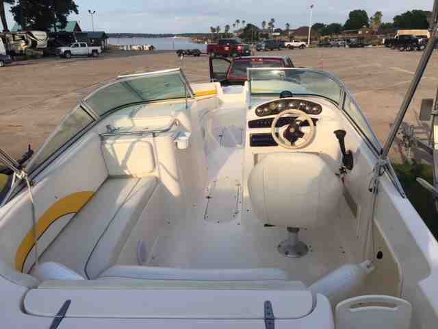 Lots of space for up to ten passengers boat rentals Texas CONROE Texas  Rinker Siesta 2002 24.3 