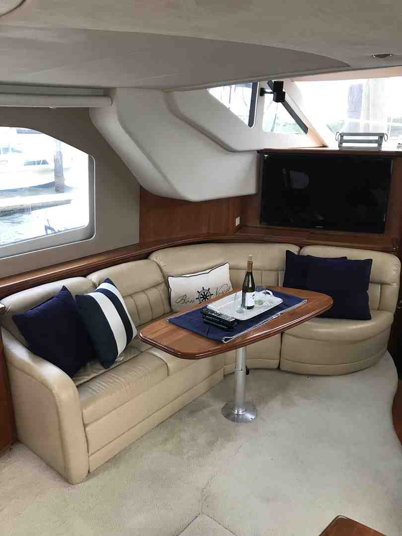 Salon boat rentals New York ISLAND PARK New York  Silverton Motor Yacht 2002 43 