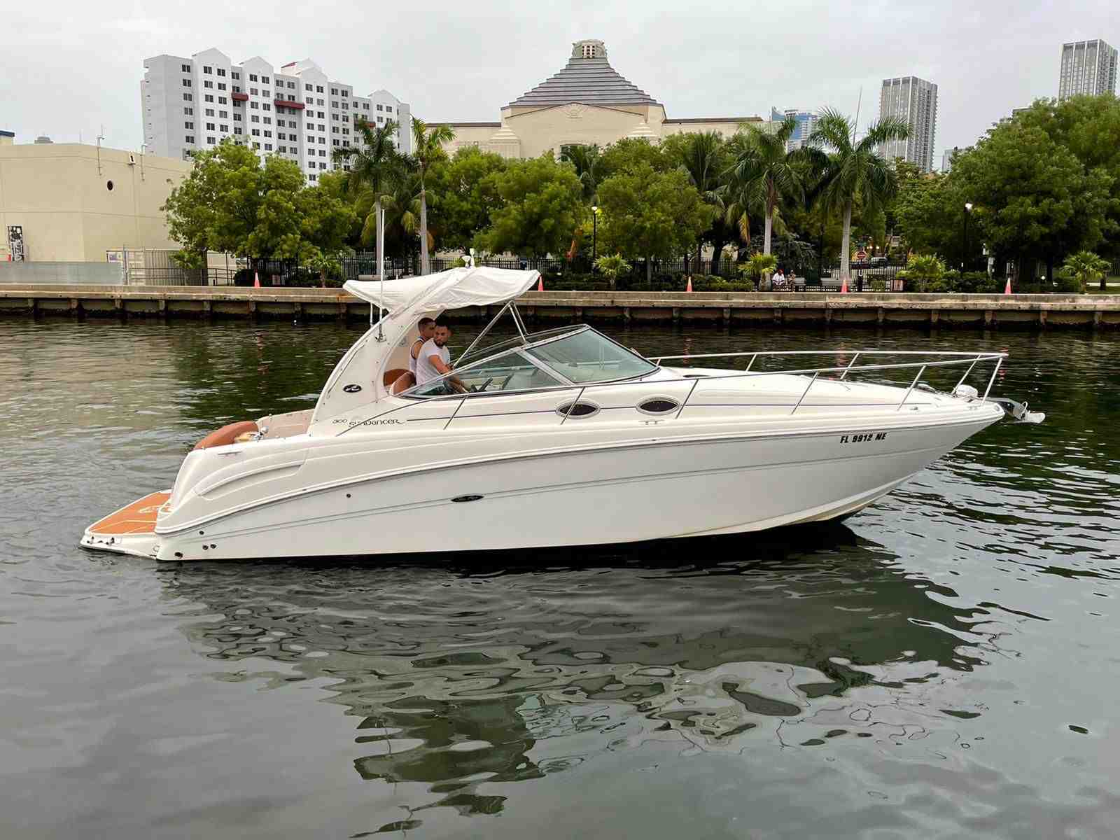  boat rentals Florida MIAMI Florida  Sea Ray Sundancer 30 2005 33 