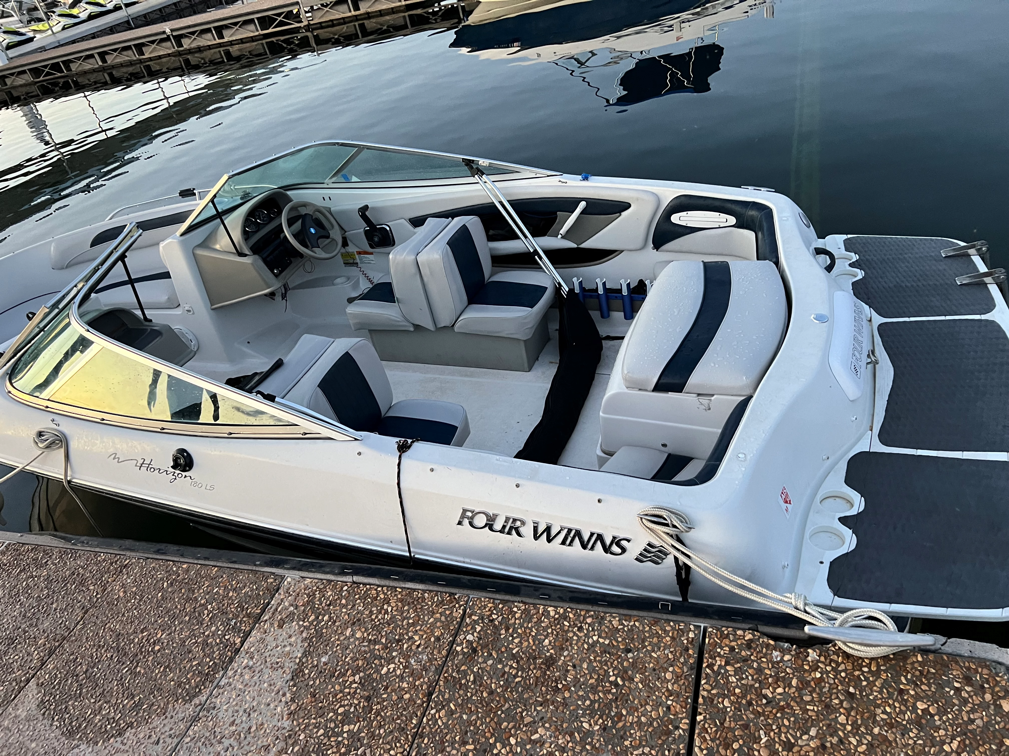  boat rentals     Four Winns Horizon 180 1999 18 