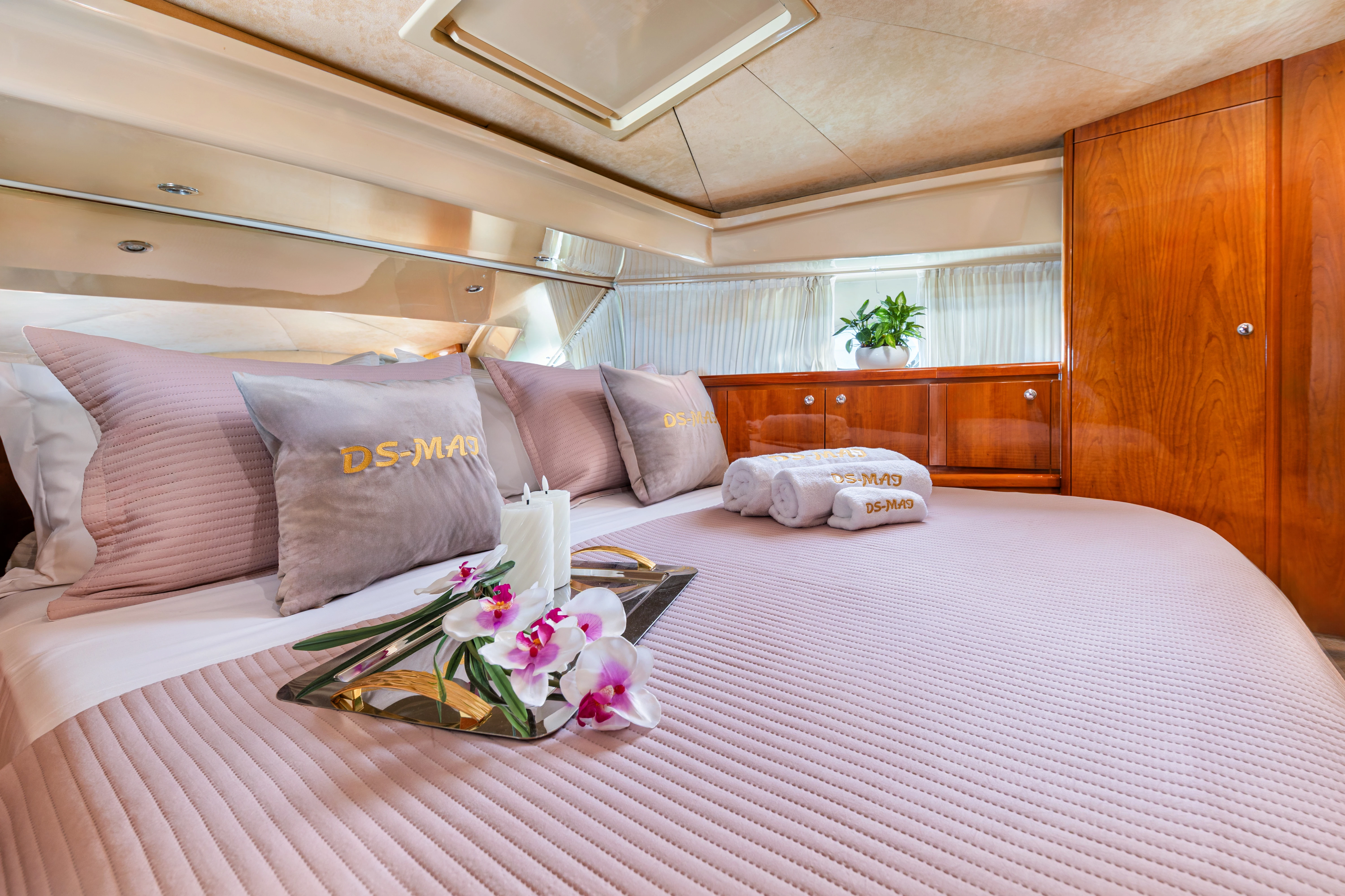  boat rentals Attica glyfada Attica   FERRETI 630 2001 28 