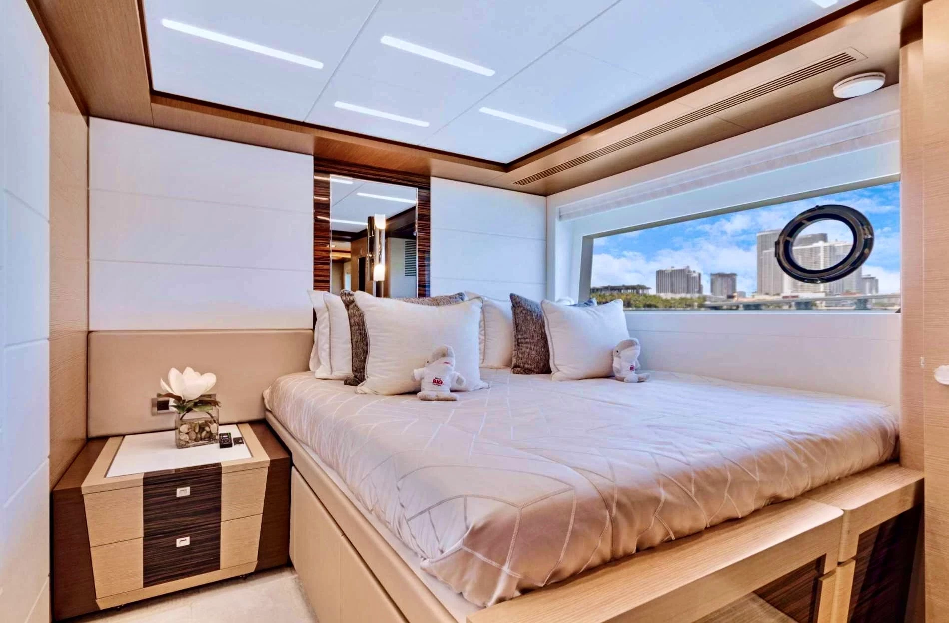   boat rentals Florida MIAMI Florida  Ocean Alexander 28R 2020 95 