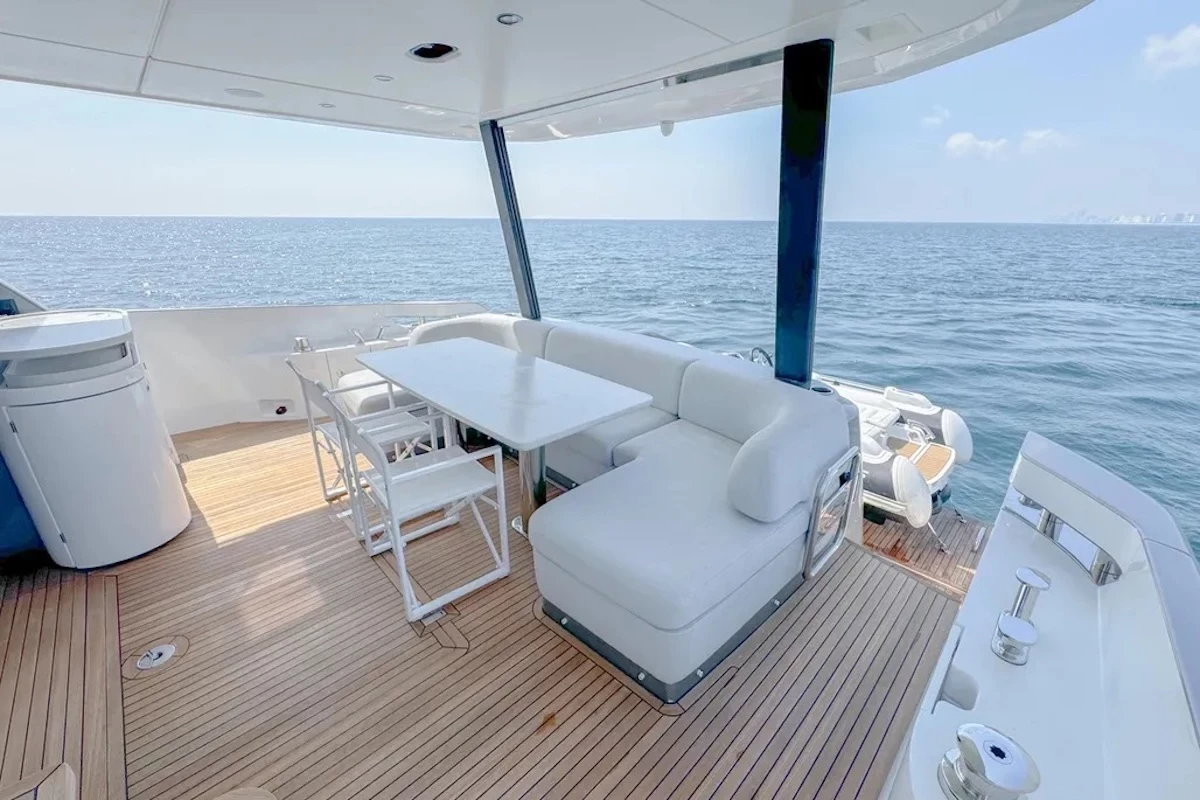   boat rentals Florida MIAMI BEACH Florida  Azimut 68 flybridge MY 2023 2023 68 