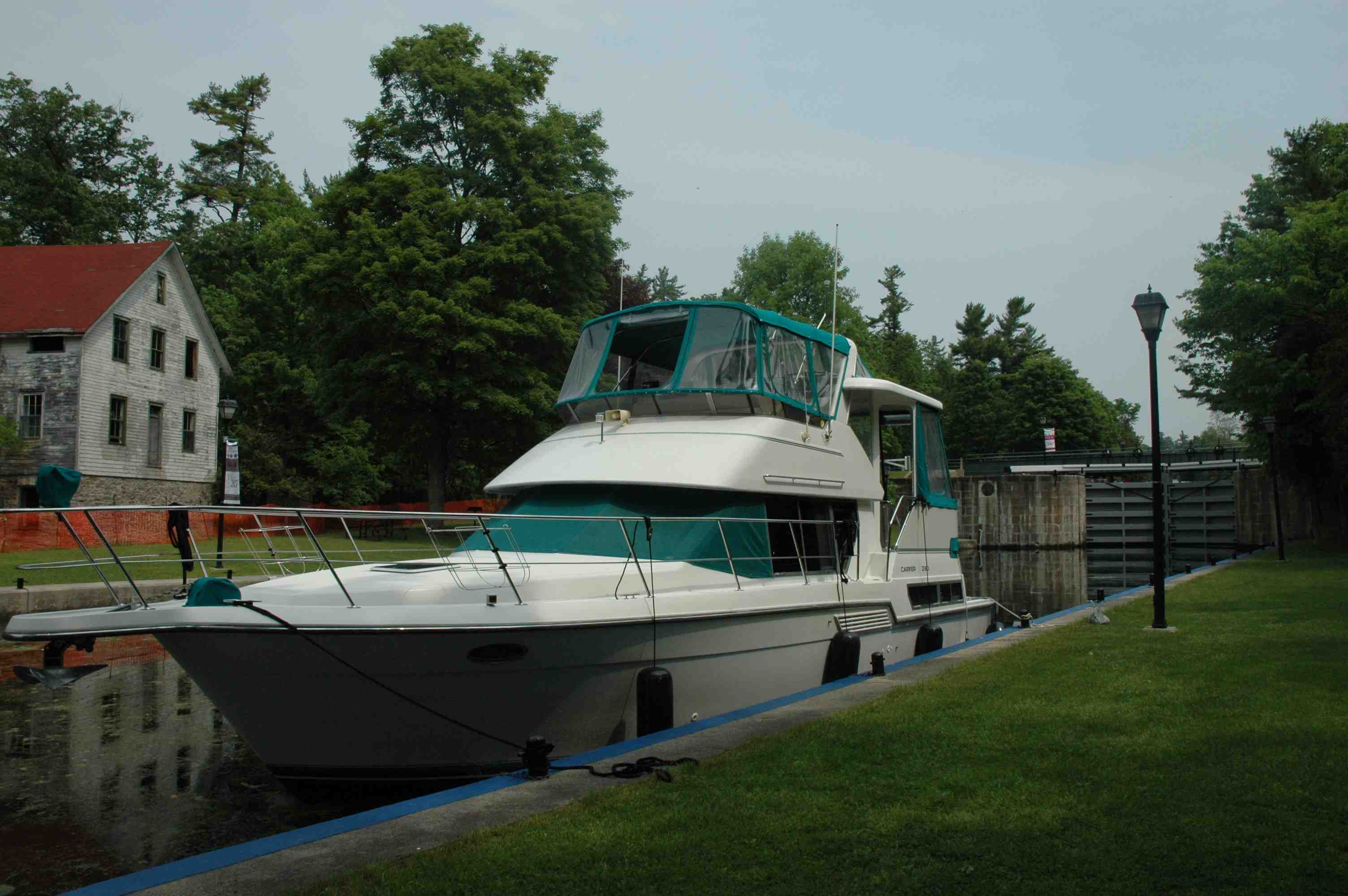 Whatever it Takes boat rentals Ontario Ottawa Ontario  Carver 390 CPMY 1995 40 Feet 